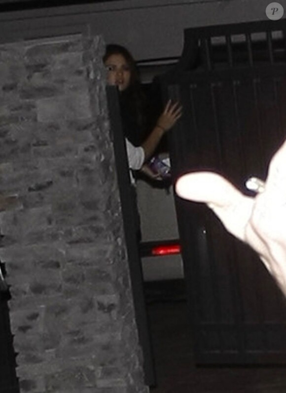 Selena Gomez refuse d'ouvrir sa porte à Justin Bieber après une dispute à Los Angeles, le 16 novembre 2012.
