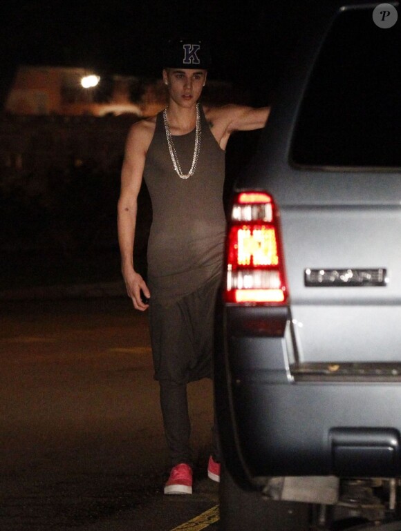 Justin Bieber devant le portail de Selena Gomez, qui refuse de le laisser entrer chez elle après une dispute à Los Angeles, le 16 novembre 2012.