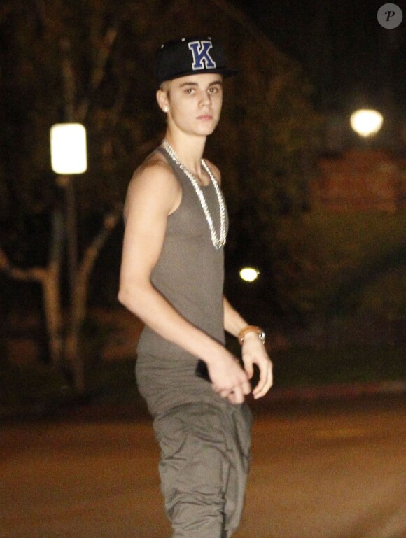 Justin Bieber devant le portail de Selena Gomez, qui refuse de le laisser entrer chez elle après une dispute à Los Angeles, le 16 novembre 2012.