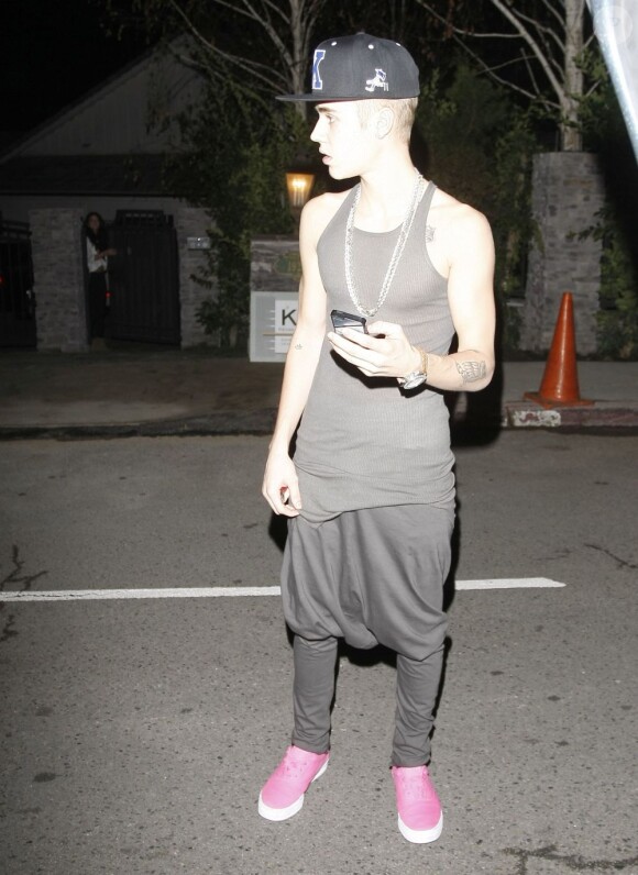 Justin Bieber devant le portail de Selena Gomez, qui refuse de le laisser entrer chez elle après une dispute à Los Angeles, le 16 novembre 2012.