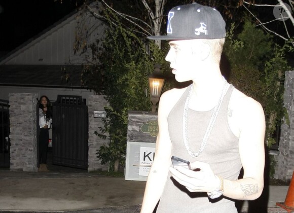 Justin Bieber devant le portail de Selena Gomez, qui refuse de le laisser entrer chez elle après une dispute à Los Angeles, le 16 novembre 2012.