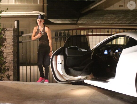 Justin Bieber devant le portail de Selena Gomez, qui refuse de le laisser entrer chez elle après une dispute à Los Angeles, le 16 novembre 2012.