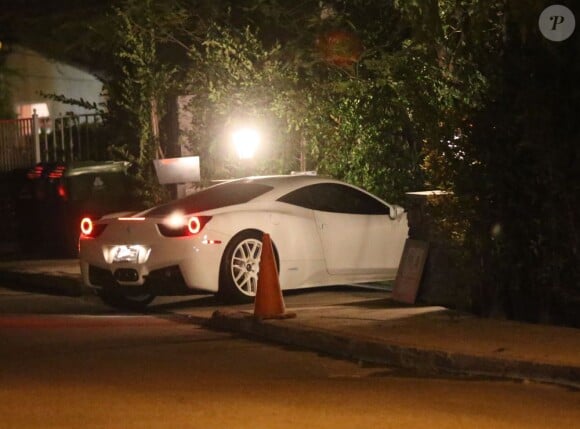 Justin Bieber devant le portail de Selena Gomez, qui refuse de le laisser entrer chez elle après une dispute à Los Angeles, le 16 novembre 2012.