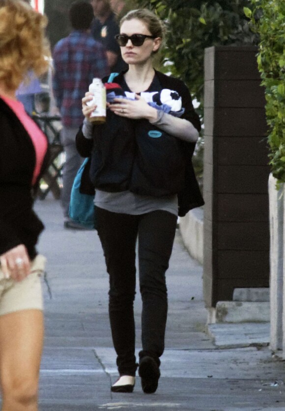 Anna Paquin se promène avec ses jumeaux dans les rues du quartier de Venice, à Los Angeles, le 25 novembre 2012.