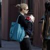 Anna Paquin se promène avec ses jumeaux dans le quartier de Venice, à Los Angeles, le 25 novembre 2012.