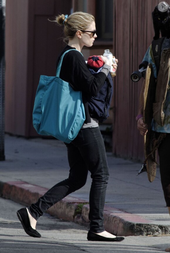 Anna Paquin se promène avec ses jumeaux dans le quartier de Venice, à Los Angeles, le 25 novembre 2012.