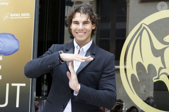 Rafael Nadal fait des signes avec ses mains lors du lancement de la campagne Champions drink responsibly signée Bacardi, le 26 novembre 2012