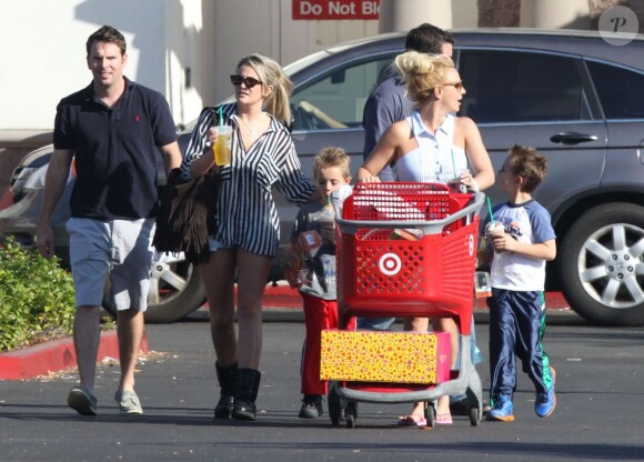 Britney Spears, accompagnée de sa soeur Jamie Lynn Spears, emmène ses enfants Sean et Jayden faire des courses à Thousand Oaks, le 25 novembre 2012.