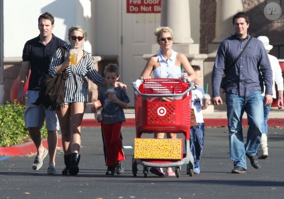 Britney Spears, accompagnée de sa soeur Jamie Lynn Spears, emmène ses enfants Sean et Jayden faire des courses à Thousand Oaks, le 25 novembre 2012.