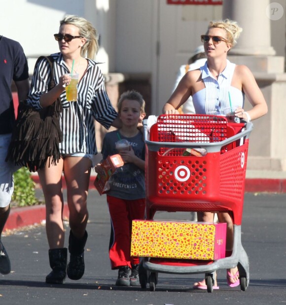 Britney Spears, accompagnée de sa soeur Jamie Lynn Spears, emmène ses enfants Sean et Jayden faire des courses à Thousand Oaks, le 25 novembre 2012.