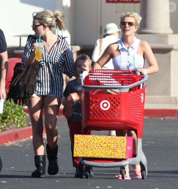 Britney Spears, accompagnée de sa soeur Jamie Lynn Spears, emmène ses enfants Sean et Jayden faire des courses à Thousand Oaks, le 25 novembre 2012.