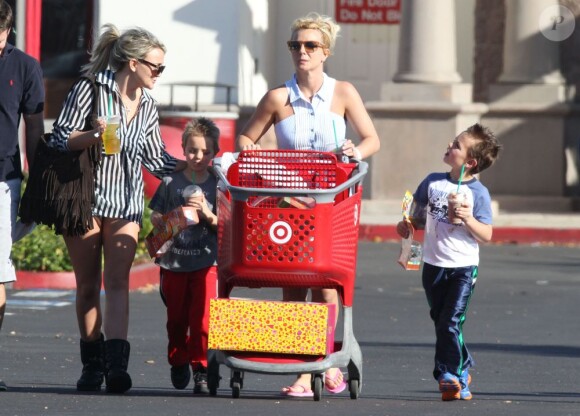 Britney Spears, accompagnée de sa soeur Jamie Lynn Spears, emmène ses enfants Sean et Jayden faire des courses à Thousand Oaks, le 25 novembre 2012.