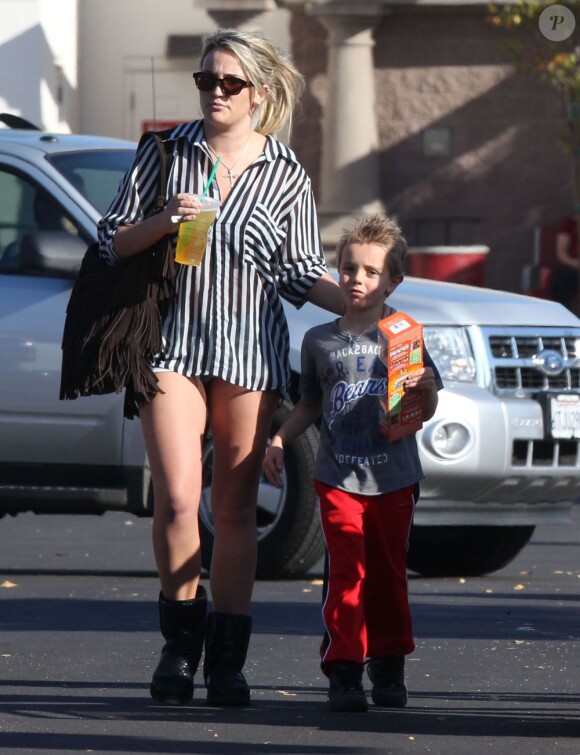 Britney Spears, accompagnée de sa soeur Jamie Lynn Spears, emmène ses enfants Sean et Jayden faire des courses à Thousand Oaks, le 25 novembre 2012.
