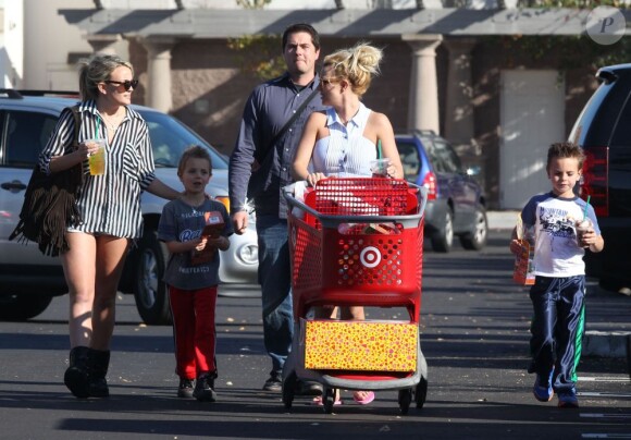 Britney Spears, accompagnée de sa soeur Jamie Lynn Spears, emmène ses enfants Sean et Jayden faire des courses à Thousand Oaks, le 25 novembre 2012.