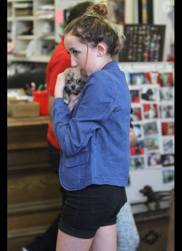 Miley Cyrus se rend dans une animalerie avec sa soeur Noah et sa mere Leticia à Los Angeles le 26 Novembre 2012.