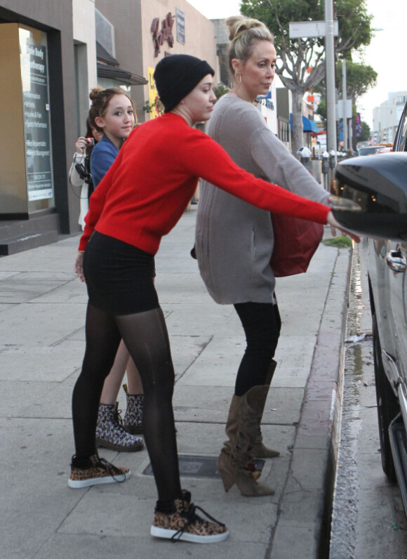 Miley Cyrus se rend dans une animalerie avec sa soeur Noah et sa mere Leticia à Los Angeles le 26 Novembre 2012.