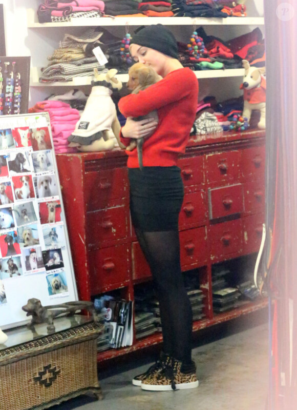 Miley Cyrus se rend dans une animalerie avec sa soeur Noah et sa mere Leticia à Los Angeles le 26 Novembre 2012.