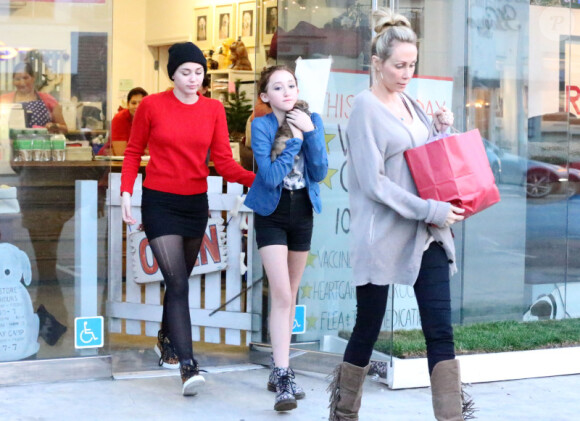 Miley Cyrus se rend dans une animalerie avec sa soeur Noah et sa mere Leticia à Los Angeles le 26 Novembre 2012.