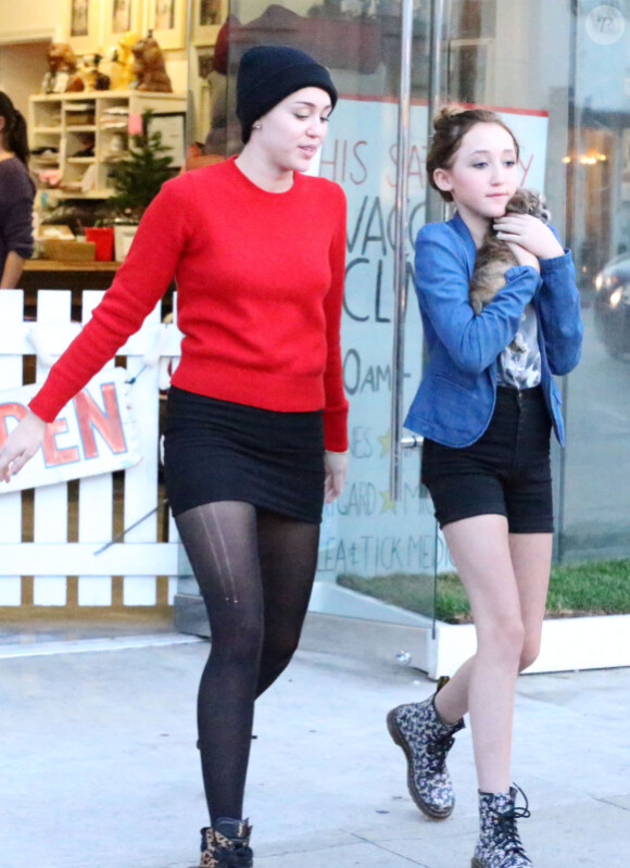 Miley Cyrus se rend dans une animalerie avec sa soeur Noah et sa mere Leticia à Los Angeles le 26 Novembre 2012.
