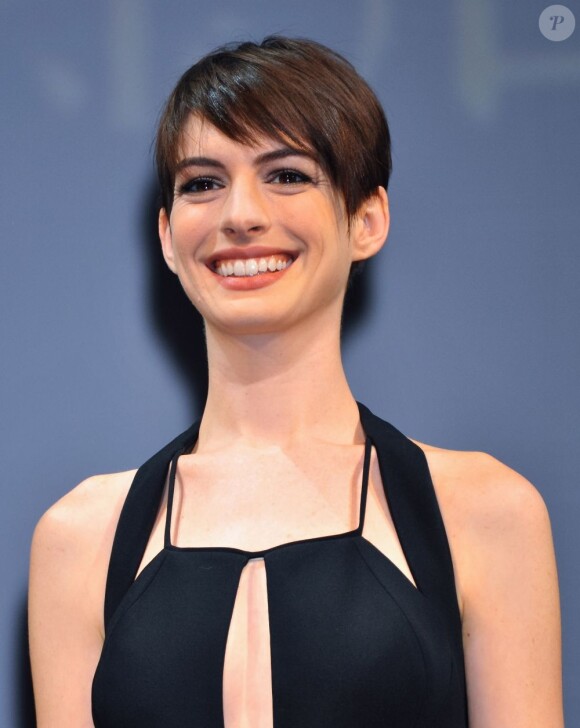 Anne Hathaway souriante et heureuse pendant la première du film Les Misérables à Tokyo, le 28 novembre 2012.