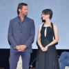 Anne Hathaway et Hugh Jackman sur scène lors de la première du film Les Misérables à Tokyo, le 28 novembre 2012.