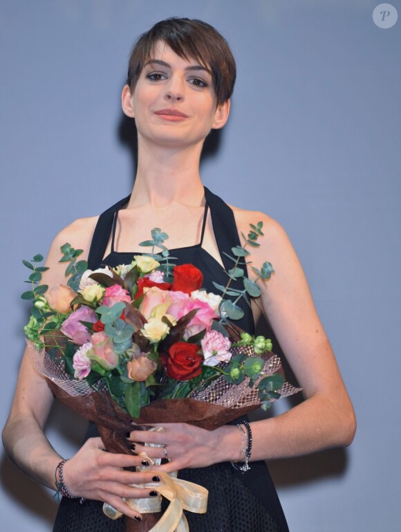 Anne Hathaway a reçu un beau bouquet de fleurs lors de la première du film Les Misérables à Tokyo, le 28 novembre 2012.