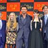 Le producteur Cameron Mackintosh accompagnent Amanda Seyfried, Hugh Jackman, Anne Hathaway et Tom Hooper sur le tapis rouge de la première du film Les Misérables à Tokyo, le 28 novembre 2012.