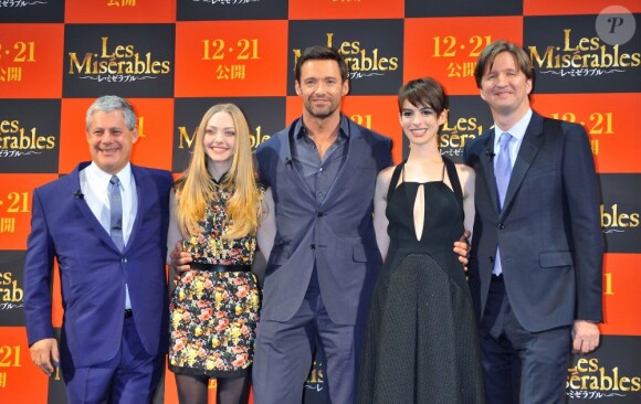 Le producteur Cameron Mackintosh accompagnent Amanda Seyfried, Hugh Jackman, Anne Hathaway et Tom Hooper sur le tapis rouge de la première du film Les Misérables à Tokyo, le 28 novembre 2012.