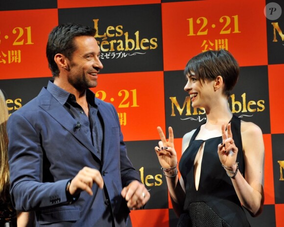 Hugh Jackman et Anne Hathaway, complices pendant la première du film Les Misérables à Tokyo, le 28 novembre 2012.