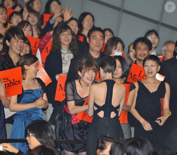 Anne Hathaway salue ses fans nippons lors de la première du film Les Misérables à Tokyo, le 28 novembre 2012.