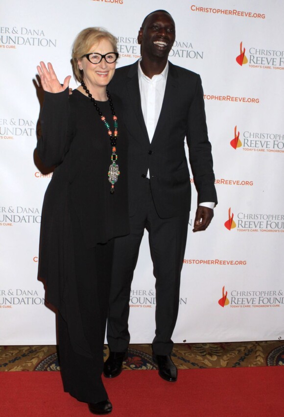 Meryl Streep et aux côtés d'Omar Sy pendant la soirée de soutien pour la Fondation Christopher & Dana Reeve à New York, le 28 novembre 2012.