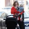 Hilary Duff et son fils Luca se promènent à Los Angeles le 28 novembe 2012.