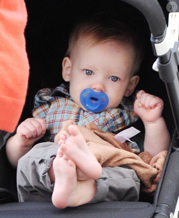Le petit Luca avec sa maman dans les rues de Los Angeles le 28 novembe 2012.