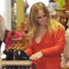 Hilary Duff fait du shopping avec son fils à Los Angeles le 28 novembe 2012.