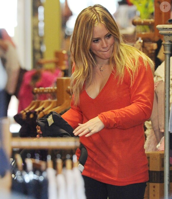 Hilary Duff fait du shopping avec son fils à Los Angeles le 28 novembe 2012.