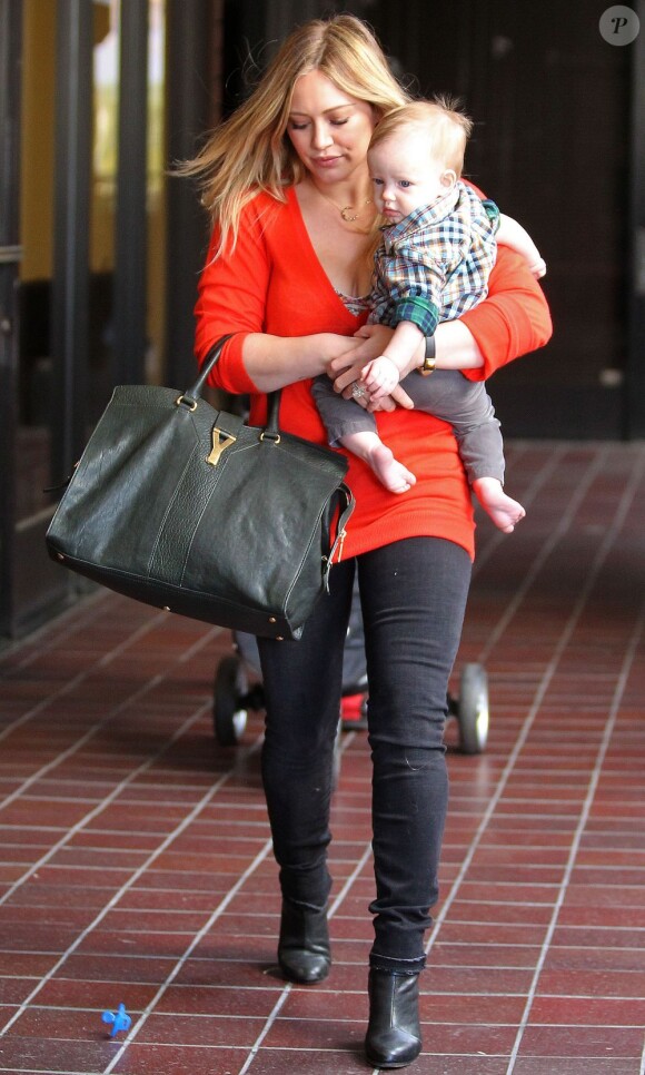 Hilary Duff et son fils Luca se promènent dans les rues de Los Angeles le 28 novembe 2012.
