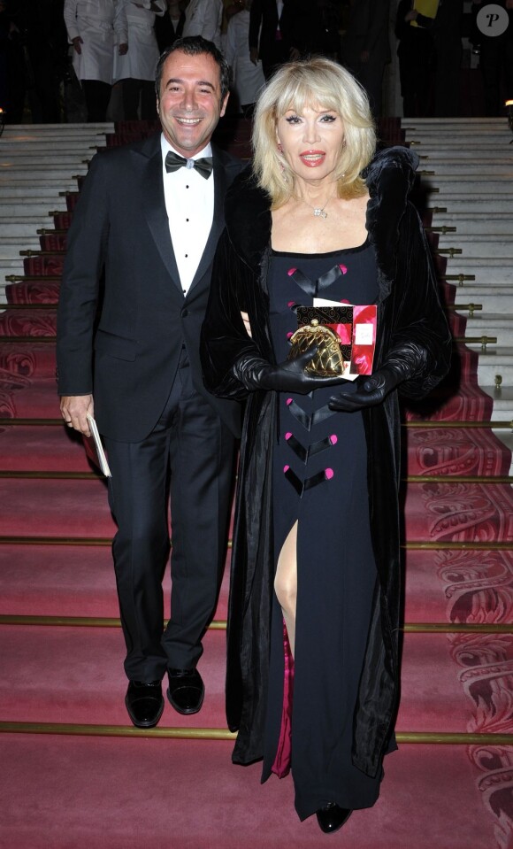 Bernard Montiel et Amanda Lear au dîner de gala de la Croix-Rouge à Paris le 29 novembre.