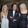 Bernard Montiel, Amanda Lear et Cécile de Ménibus au dîner de gala de la Croix-Rouge à Paris le 29 novembre.