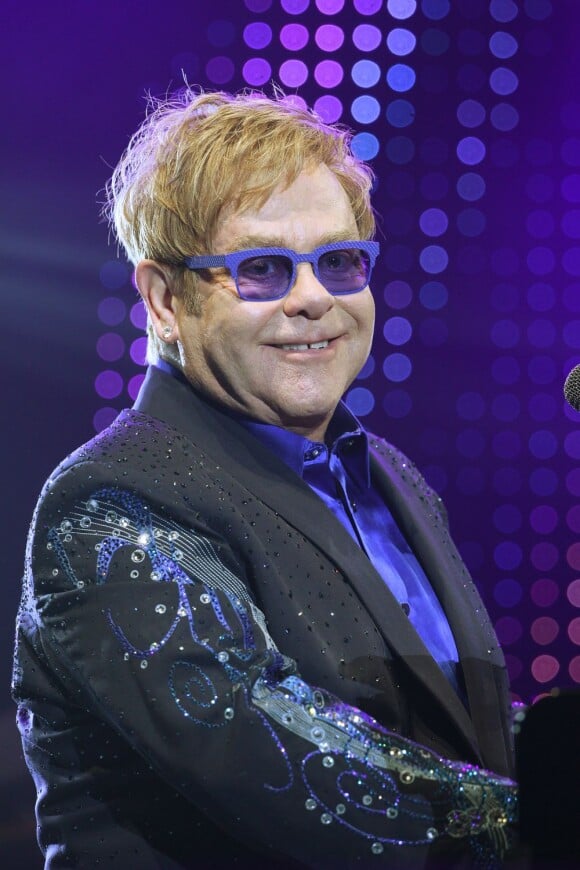Avec 80 millions de dollars, Sir Elton John, ici immortalisé au piano lors du concert Peace One Day à la Wembley Arena, est le troisième musicien le mieux payé de l'année. Londres, le 21 septembre 2012.