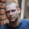 Johnny Lewis, connu pour son rôle de Half-Sack dans la série Sons of Anarchy, a tué sa propriétaire Catherine Davis, massacré son chat, s'est battu avec deux hommes dans le quartier de Los Feliz à Los Angeles le 26 septembre 2012, avant de se tuer en tombant du toit de la maison de sa victime.