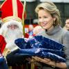 La princesse Mathilde de Belgique les bras chargés de cadeaux à Peutie le 1er décembre 2012 pour la 8e Journée Nationale Info-Familles (JNIF) consacrée aux proches des militaires belges oeuvrant pour la paix à l'étranger.