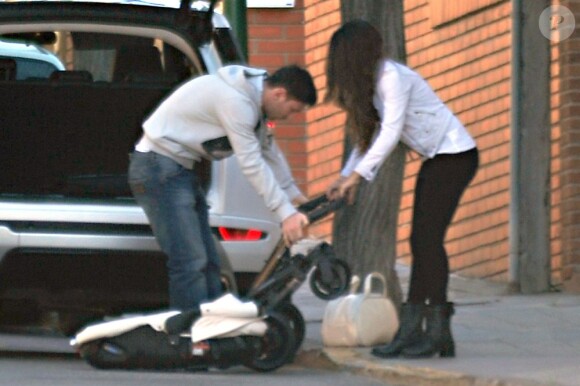 Lionel Messi et sa belle Antonella Roccuzzo éprouvent les pires difficultés à monter la poussette de leur fils Thiago avant de rendre visite au gardien remplaçant du Barça, Jose Manuel Pinto à Barcelone le 2 décembre 2012