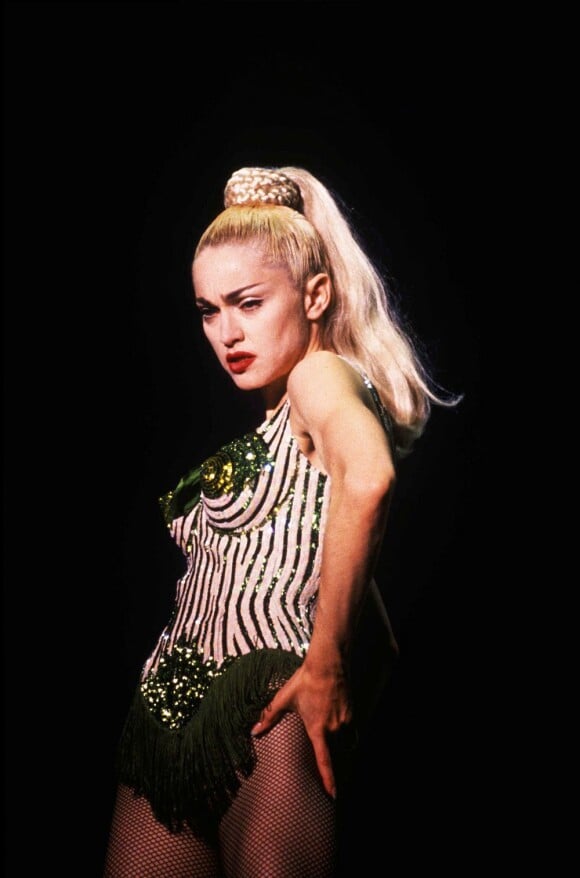 Madonna durant le Blonde Ambition Tour, en 1990.
