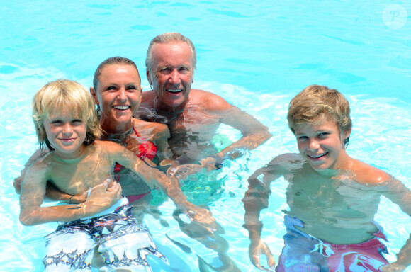 Yves Rénier entouré de ses fils Jules et Oscar et sa femme Karin dans leur maison de Saint Barthélémy le 10 août 2012.