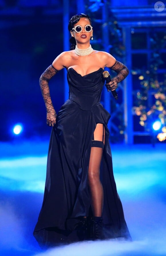 Rihanna plus sexy que jamais lors du défilé Victoria's Secret à la 69th Regiment Armory. New York, le 7 novembre 2012.