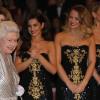 Elizabeth II aux côtés des Girls Aloud au Royal Albert Hall de Londres le 19 novembre 2012.