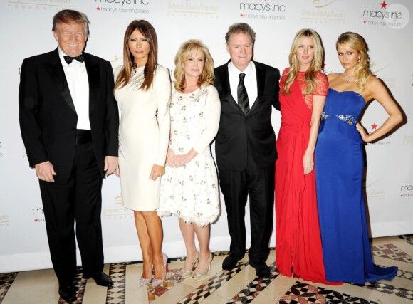 Donald et son épouse Melania Trump, Kathy et Rick Hilton et leurs filles Nicky et Paris Hilton assistent au gala Family Business Dynasties de l'European School of Economics Foundation au Cipriani 42nd Street. New York, le 5 décembre 2012.