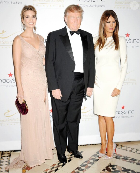 Donald Trump, entouré de sa fille Ivanka (à gauche) et de sa troisième femme Melania, reçoit les honneurs lors du gala Family Business Dynasties de l'European School of Economics Foundation au Cipriani 42nd Street. New York, le 5 décembre 2012.
