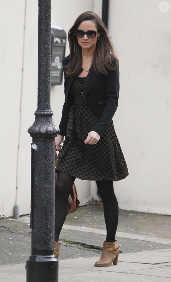 En pleine frénésie provoquée par l'annonce de la grossesse de Kate Middleton, Pippa Middleton fait preuve de sérénité et se rend chez Marks & Spencer à Londres. Le 6 décembre 2012.