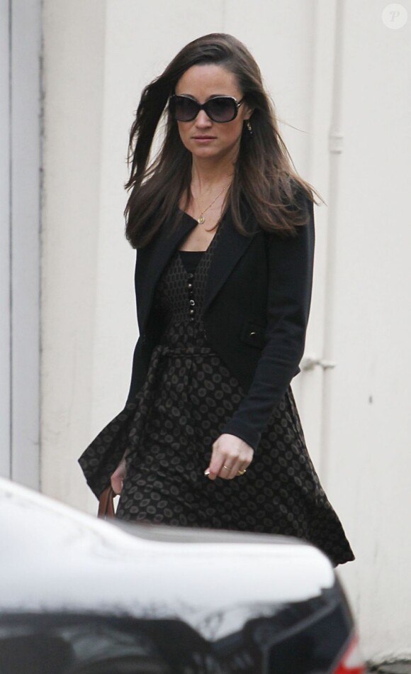 Pippa Middleton, imperturbable derrière ses lunettes noires, se rend chez Marks & Spencer à Londres. Le 6 décembre 2012.